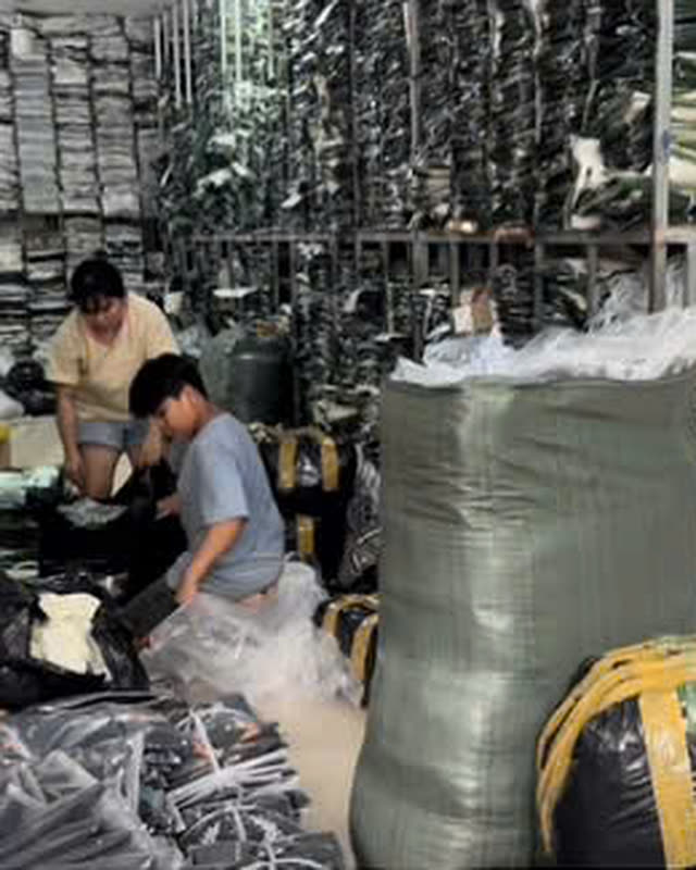Đội soạn hàng đóng kiện sỉ tại xưởng