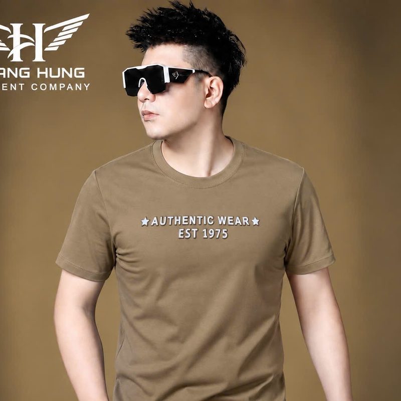 Áo cổ tròn in nổi chữ ngực ngôi sao – nâu sỉ tại xưởng Hoàng Hưng