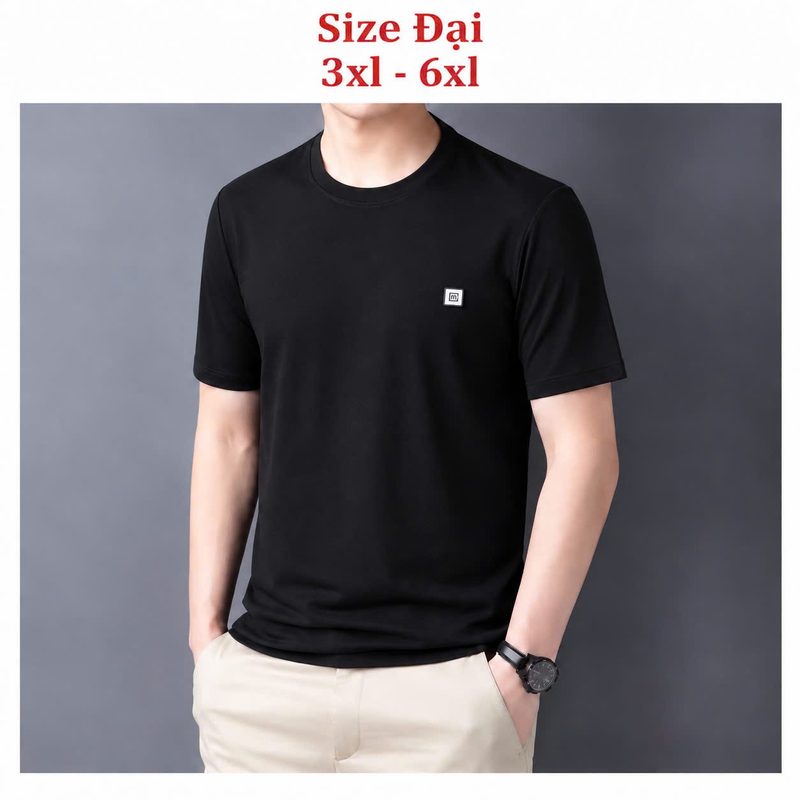 Áo cổ tròn size đại gắn tem logo vuông ngực trái – đen sỉ tại xưởng Hoàng Hưng