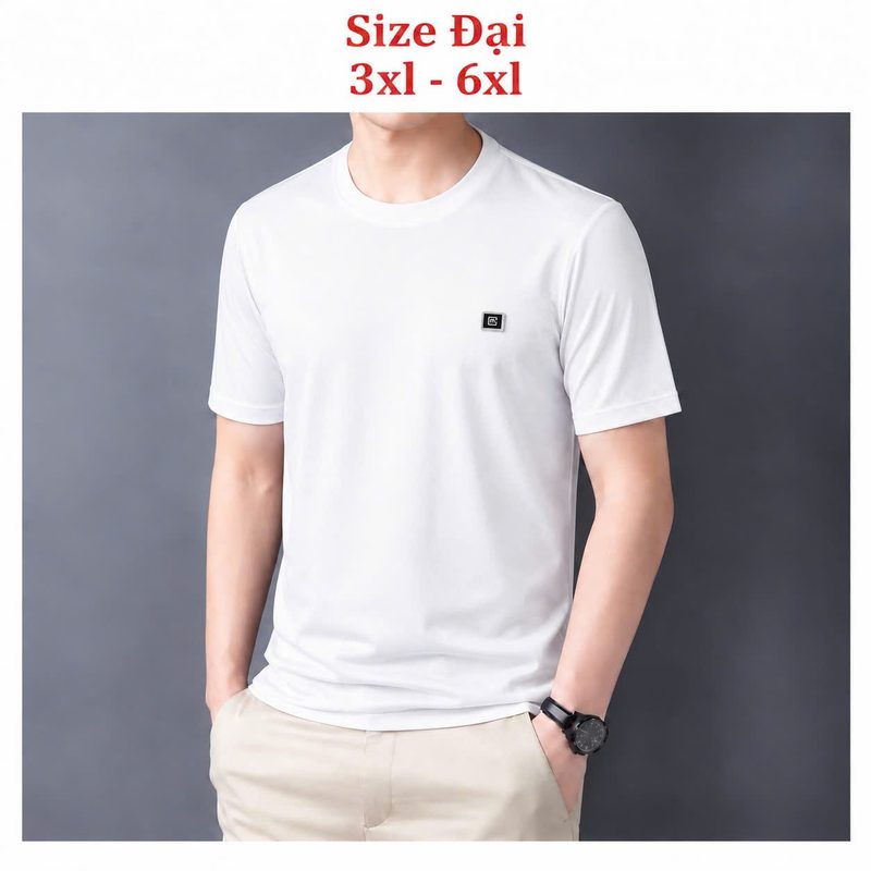 Áo cổ tròn size đại gắn tem logo vuông ngực trái – trắng sỉ tại xưởng Hoàng Hưng