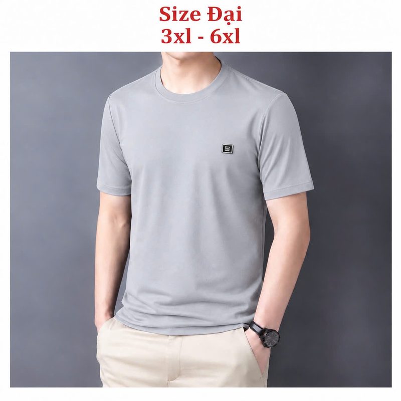 Áo cổ tròn size đại gắn tem logo vuông ngực trái – xám nhạt sỉ tại xưởng Hoàng Hưng