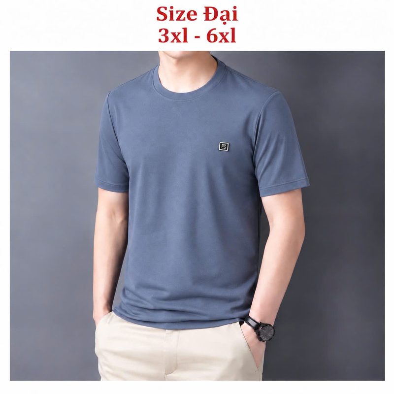 Áo cổ tròn size đại gắn tem logo vuông ngực trái – xanh xám sỉ tại xưởng Hoàng Hưng