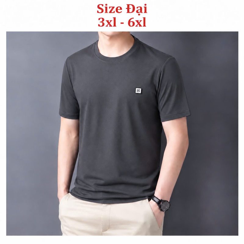 Áo cổ tròn size đại gắn tem logo vuông ngực trái – xám đậm sỉ tại xưởng Hoàng Hưng