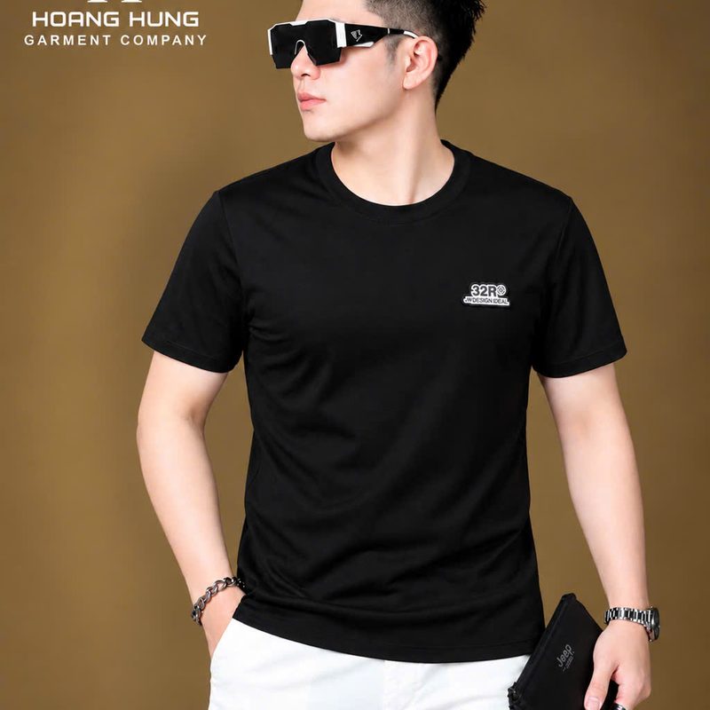 Áo cổ tròn gắn tem logo chữ nhật ngực trái – đen sỉ tại xưởng Hoàng Hưng